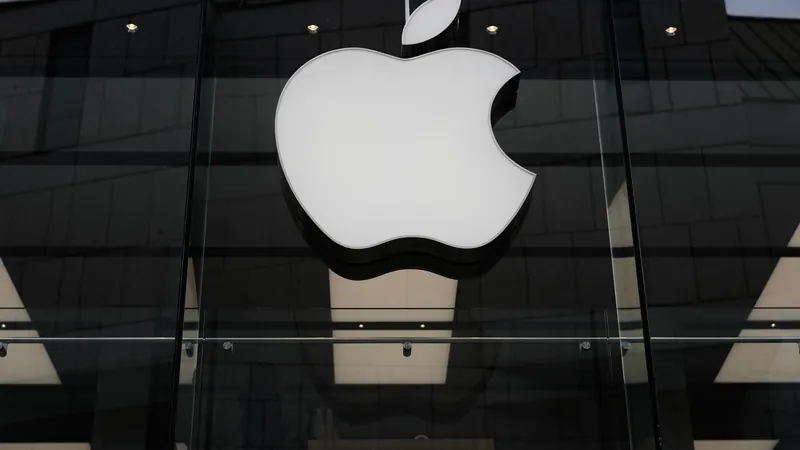 Apple vs OpenAI: The Brutal War for Hardware Dominance